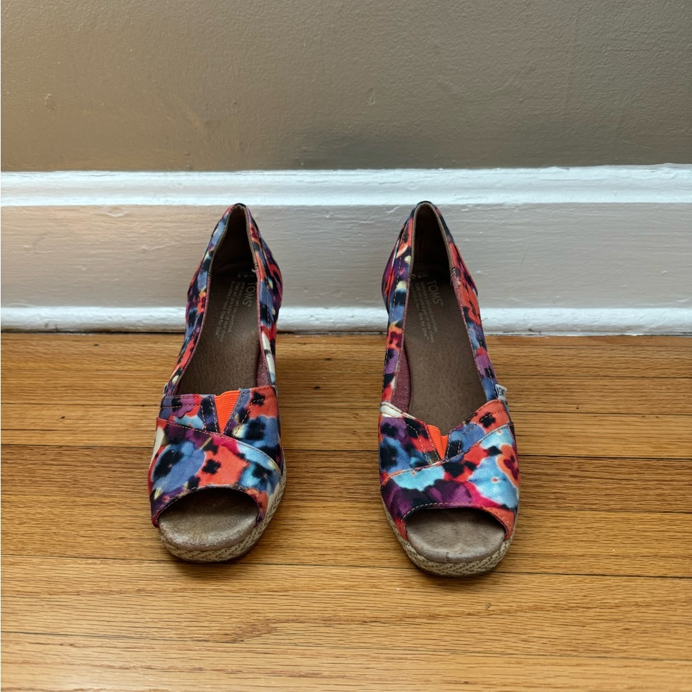 Toms floral wedge espadrilles. Size 8.5.